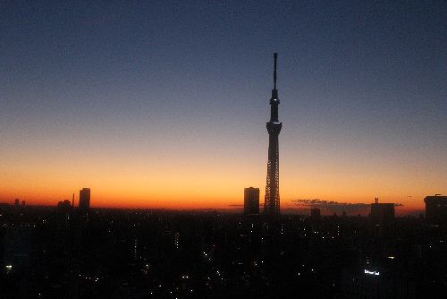 快晴 夜明け前のスカイツリー　ゆかりの地をめぐる旅２日目がスタート