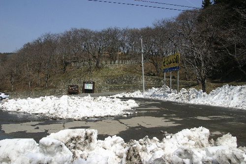 駐車場にはまだ雪が