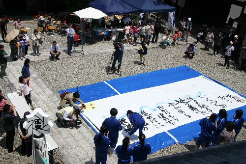 書道パフォーマンスに拍手喝采