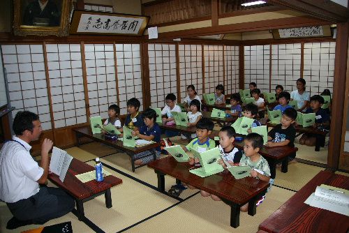 論語の素読は姿勢を正して、大きな声で元気よく