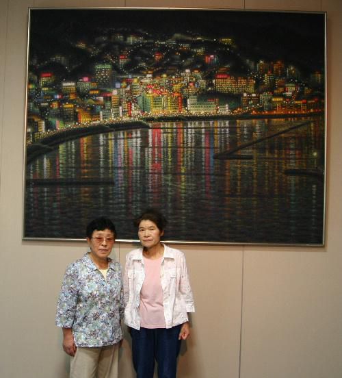 小関賢一画伯妹さんが来館　作品の前で