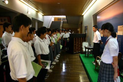 初の中学生の記念館見学