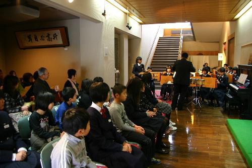記念館秋まつり閉祭式　書道展表彰式に先立って宮中吹奏楽部が記念演奏
