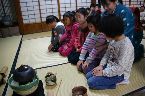 臨雲文庫で幼稚園児恒例のお茶席