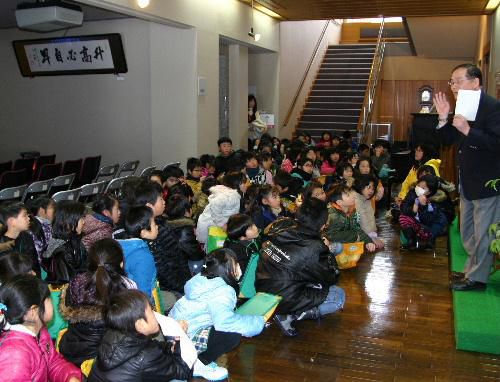 赤湯小学校３年生が記念館見学
