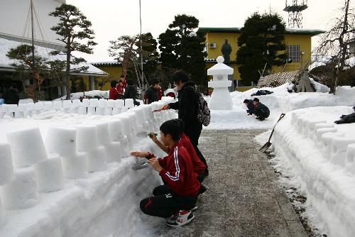 雪灯籠最後の仕上げ