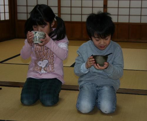 「おいし～い」　臨雲文庫でお茶をいただきました