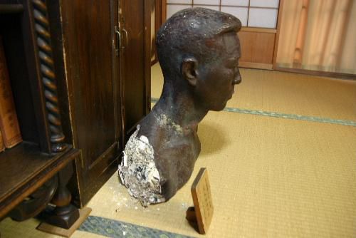 赤湯出身院展作家　「胸像」