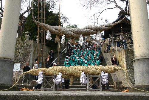 烏帽子山八幡宮大鳥居のしめ縄が新旧交代