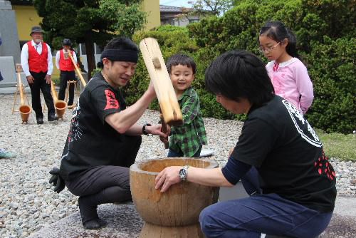 みんな餅が好きなんだよねー。春まつりふるまい餅もアッというに間に