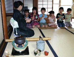 お菓子もお茶もと～ってもおいしい