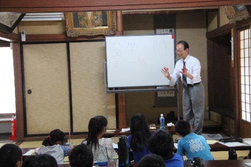張りのある論語の素読、生き生きとした子どもたちの学び