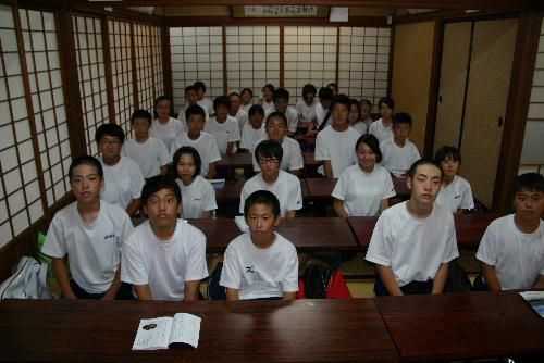 赤湯中１年の生徒が来館　初のガイドブックの活用