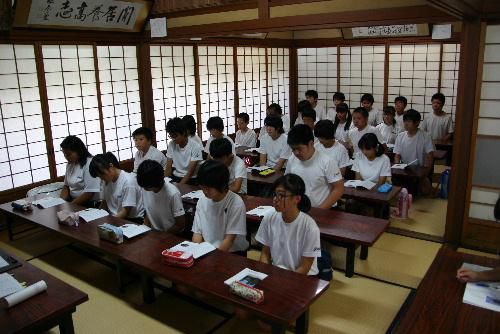 真剣な論語の素読　赤湯中の１年生