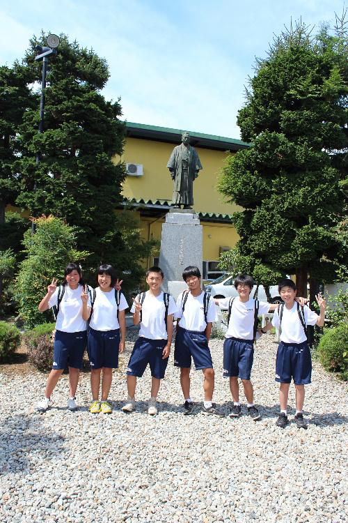 沖郷中の１年生が市内ウォークラリーで来館