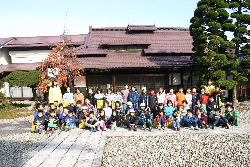 結城先生の小さな後輩達　赤湯小学校３年生の２クラスが来館