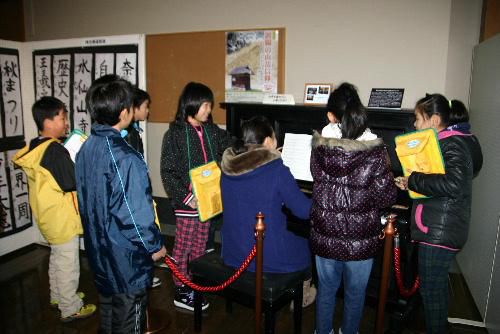 かわいい４年生が記念館見学