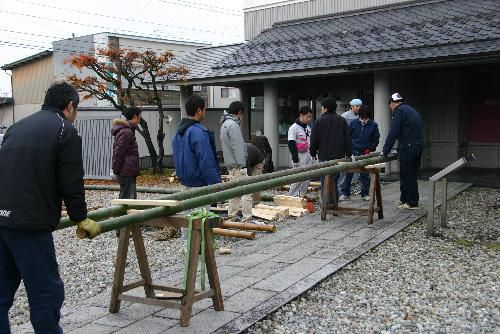 七一登梯子組の梯子づくり