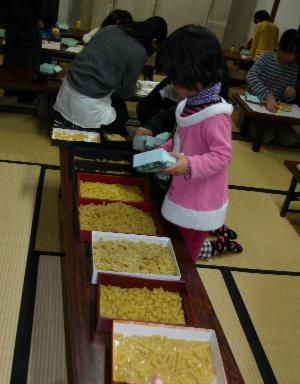 大盛況　マカロニでクリスマスツリー　見事に完成