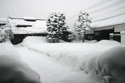 これで１２月？　雪に埋もれています記念館