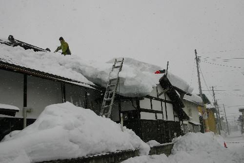 臨雲文庫屋根の雪おろし　またも寒波が襲来