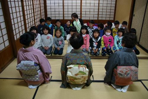 今年も幼稚園児がお茶の手習い