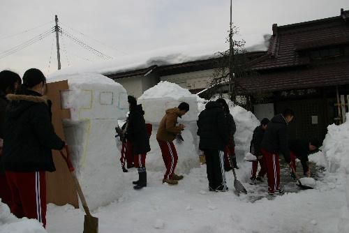 雪灯籠が２基もできました　赤湯中学校の生徒の皆さんありがとう