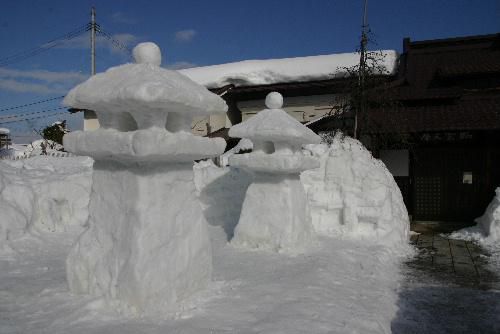 太陽の光がまぶしい　きらきら輝く雪灯籠