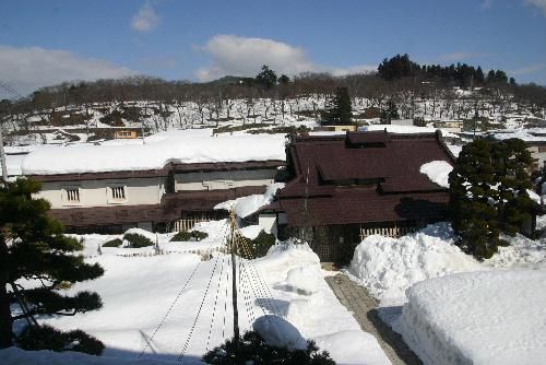 赤湯は快晴　雪灯籠が暖かさに崩れています