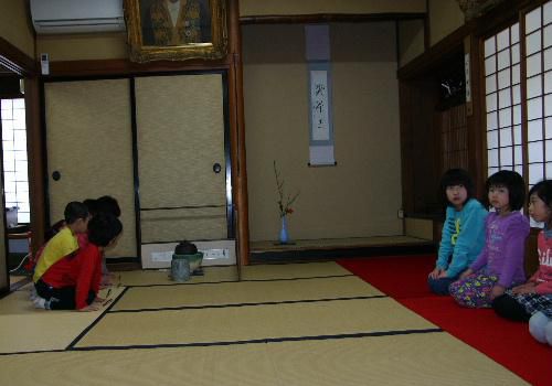 学童保育の子ども達が臨雲文庫でお茶の会