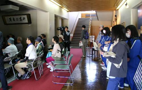 駅からハイキング　３０名を超える参加者