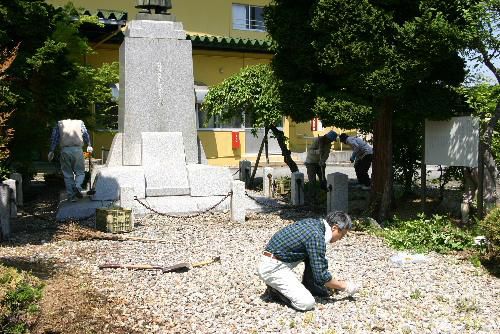 記念館事業の準備が着々　友の会会員が除草