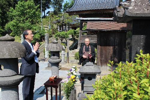 白川前日銀総裁が赤湯中学校生徒を激励