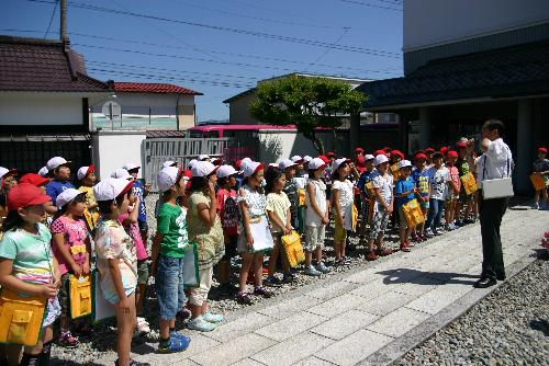 沖郷小３年児童が記念館を見学