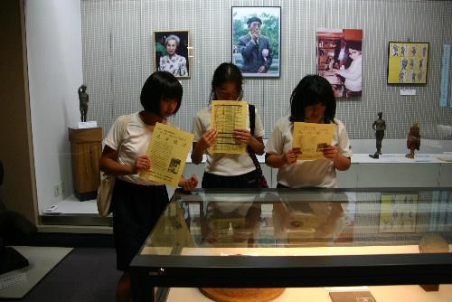 赤湯中生徒が来館　美術館めぐりで茨木敏夫展を見学