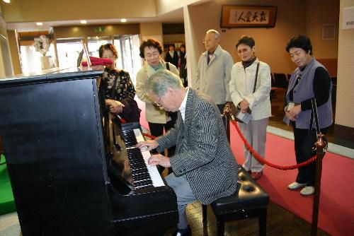 三八（みや）の会来館　素敵なピアノがロビーいっぱいに広がる