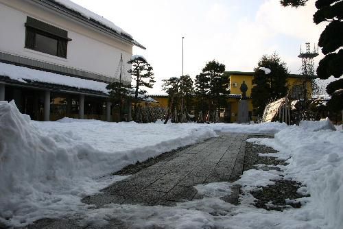 「雪が少な～い。雪灯籠が造れない」　どこからか悲鳴が