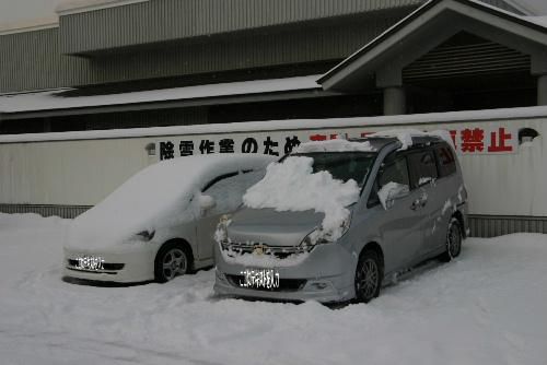 夜間駐車はやめて～。除雪ができない