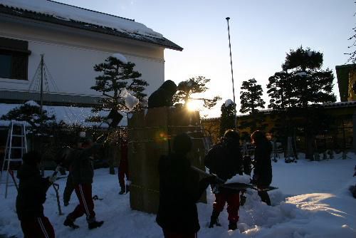 今年も赤湯中学校生徒による雪灯籠づくり　２基もつくるよ～。