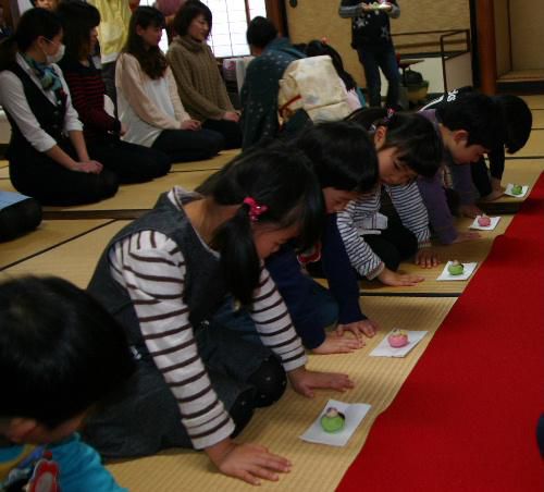 お母さんを招いてお茶のおもてなし　赤湯幼稚園茶道教室