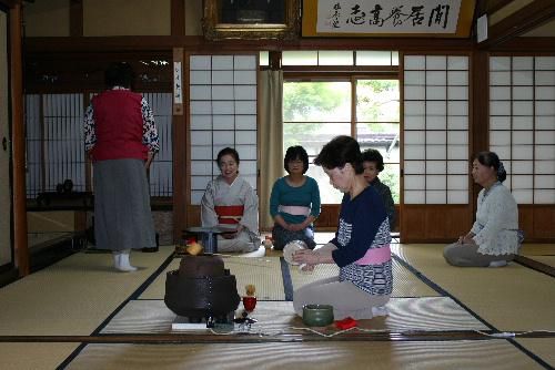 静かにおいしく　婦人学級のお茶教室　