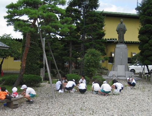赤湯小中学校の児童生徒が記念館の草むしり