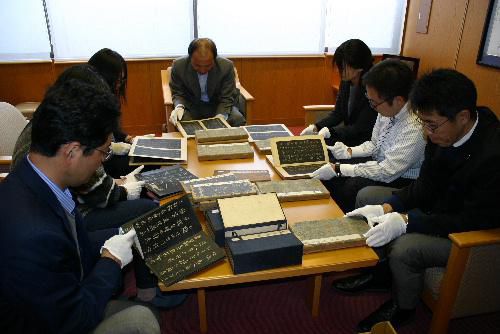県立高校の書道の先生方が研修に来館