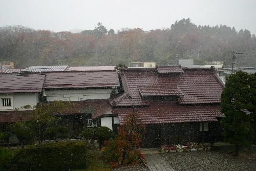 赤湯に初雪　積雪はなく明日からはまた秋の風景か