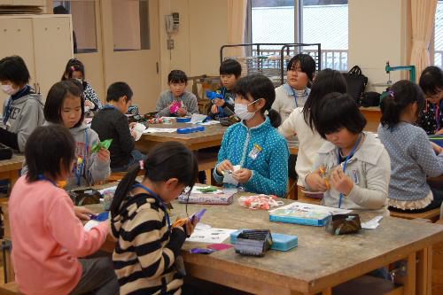 クリスマス飾りづくり　土曜自由塾の出前で漆山小学校へ