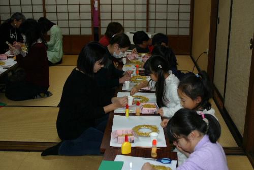 素敵なマカロニでできたクリスマスリースができました　12月の土曜自由塾