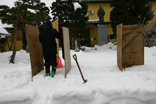 冬まつりの準備が着々　赤湯中学校生徒が雪どうろうづくり