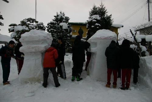 雪どうろう２基が完成　今夜「冬まつり」５時点灯　