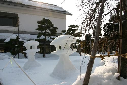 東京では春一番が　記念館の庭の雪灯籠もくずれそう