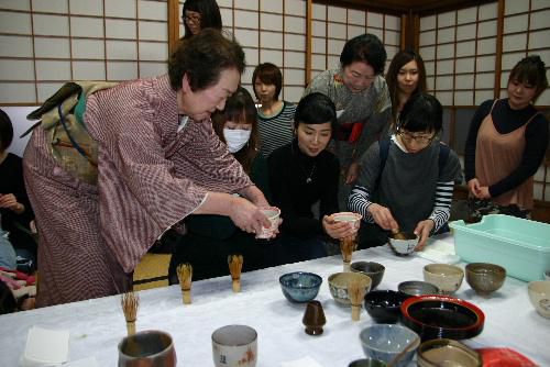 赤湯幼稚園親子お茶教室　和やかに厳粛に